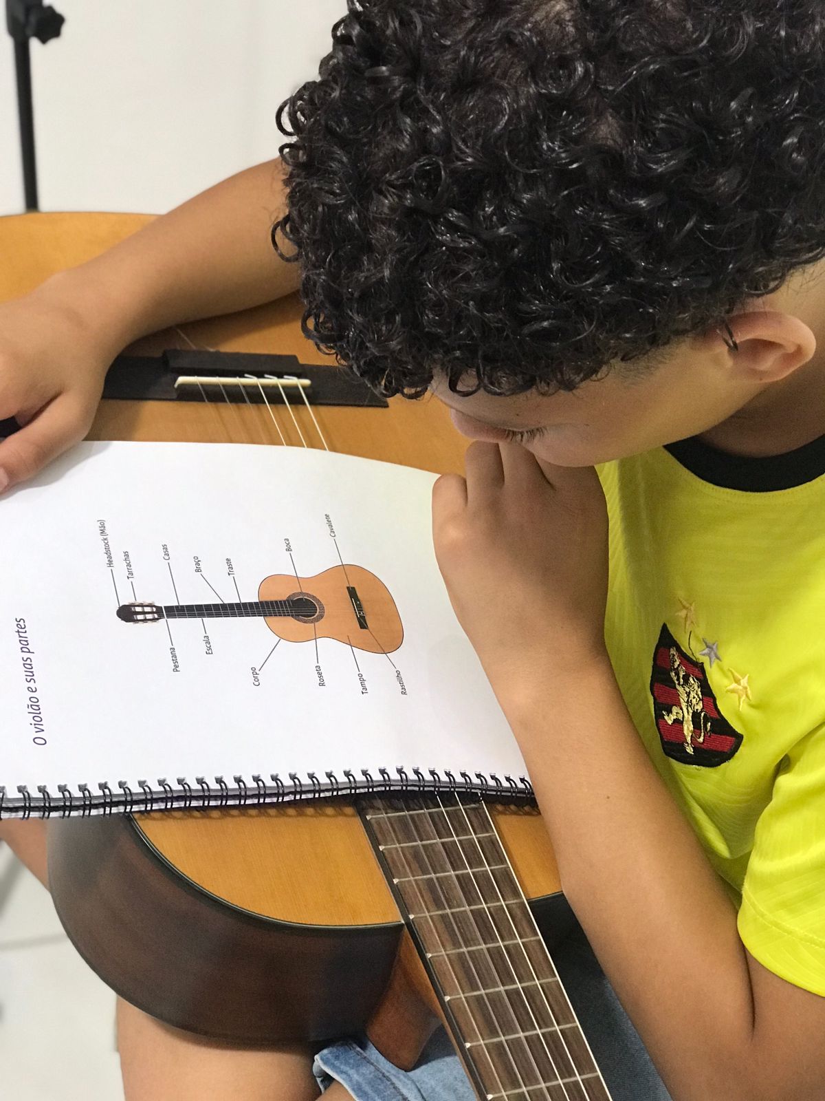 Aluno aprendendo violão