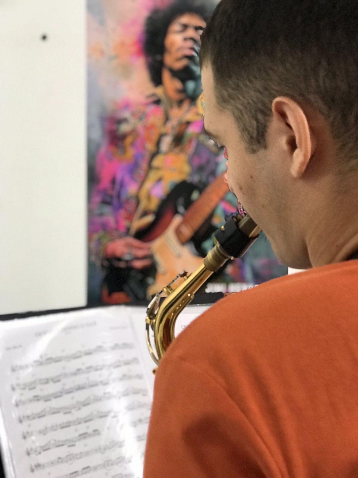 Aluno tocando saxofone