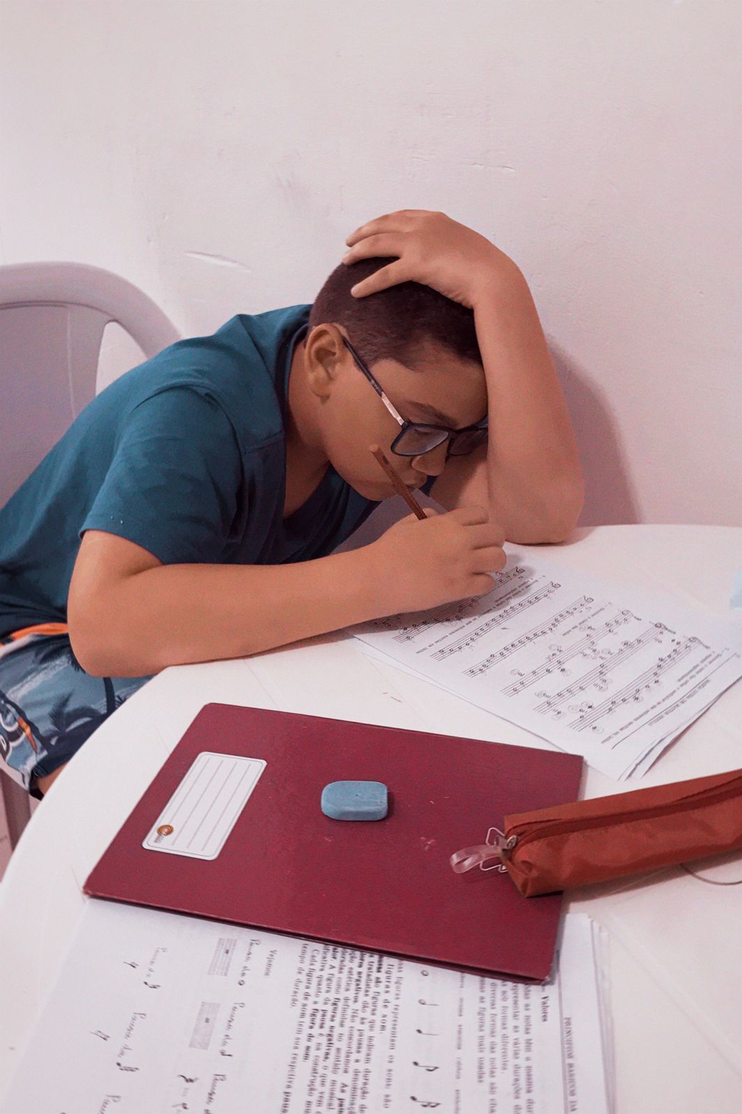 Aluno estudando teoria