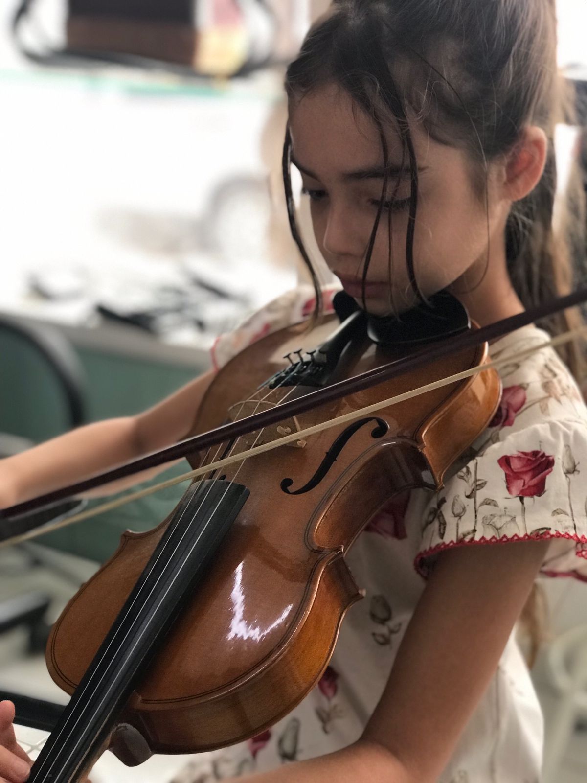 Aluna tocando violino